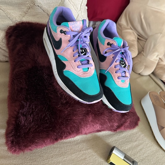 Nike “HAVE A NICE DAY” Sneakers with Purple and Teal Highlights - Picture 2 of 9